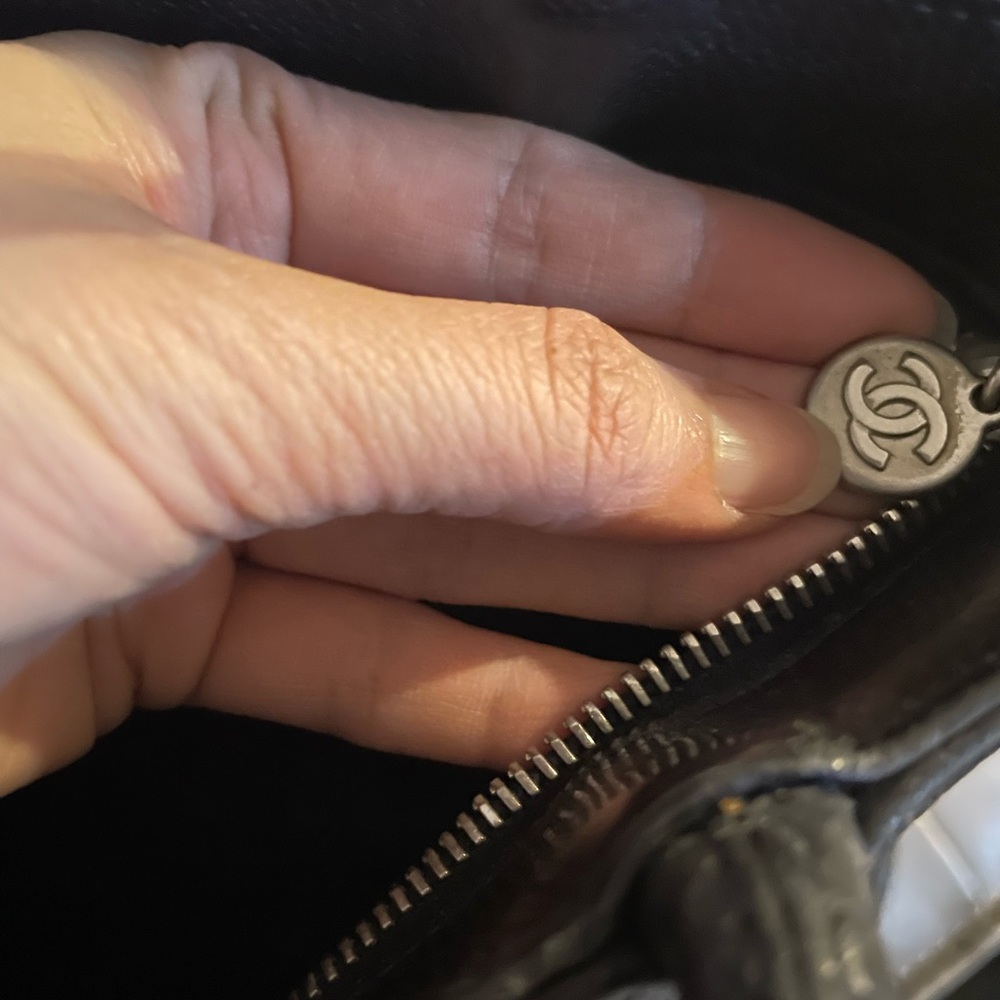 ‼️FINAL PRICE DROP‼️VINTAGE CHANEL MEDALLION TOTE BAG - Picture 15 of 17